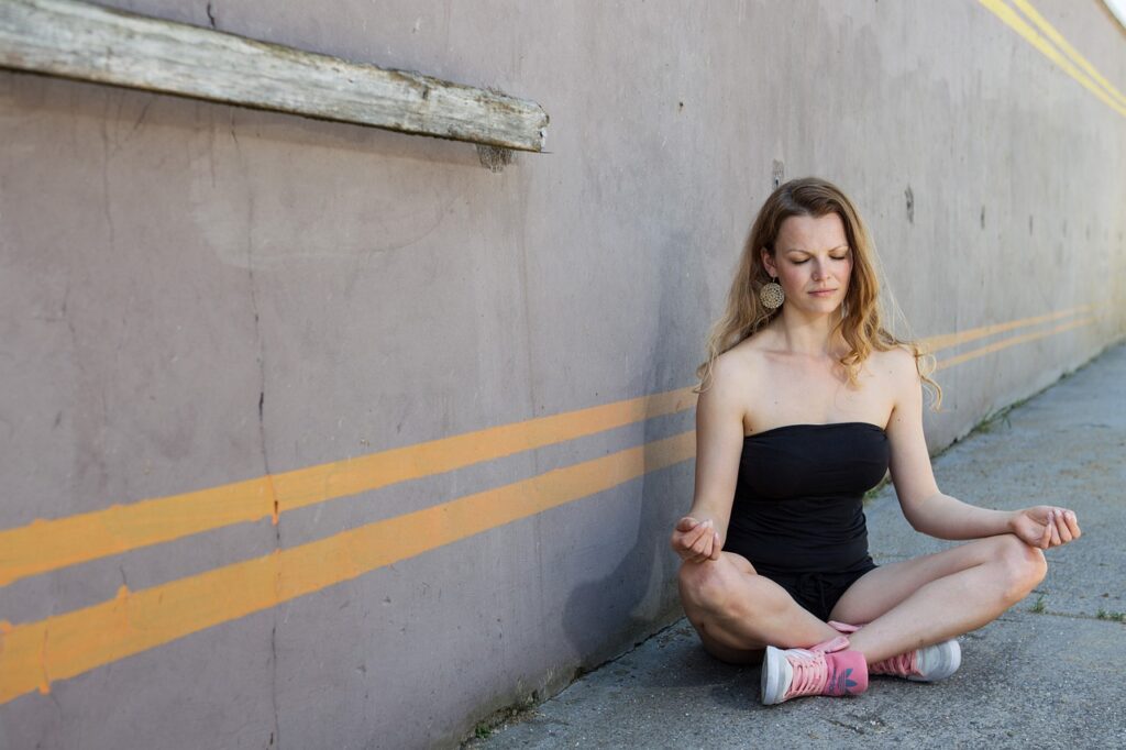 Meditation for beginners, meditating on the street